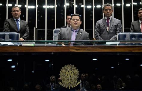 Davi alcolumbre e flávio bolsonaro nunca foram tão próximos. Davi Alcolumbre é eleito presidente do Senado Federal ...
