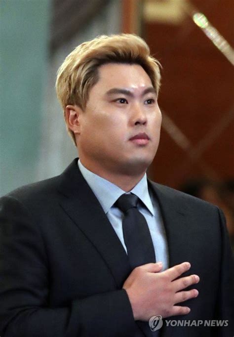 시즌 최다 볼넷 4개 불펜 역전 허용으로 승리 투수 날아간 류현진. 류현진, "콜과 스트라스버그 부러워…나도 빨리 계약했으면 ...