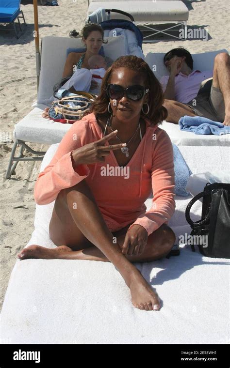 exclusive vivica a fox spends an afternoon on miami s south beach miami fla 11 4 07 [[mab