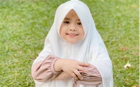 Dibalik kesyukurannya tersebut, ia berharap akan kesehatan untuk menjaga dan mendidik keempat buah hatinya kelak. 3 Arti Nama Anak Oki Setiana Dewi, Islami dan Sarat Makna ...