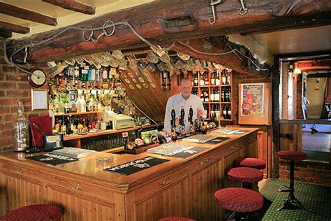 Tresen, theke, bar, thekefrom the english bar nmnomen, männlich, maskulinum: Tresen - Wiktionary