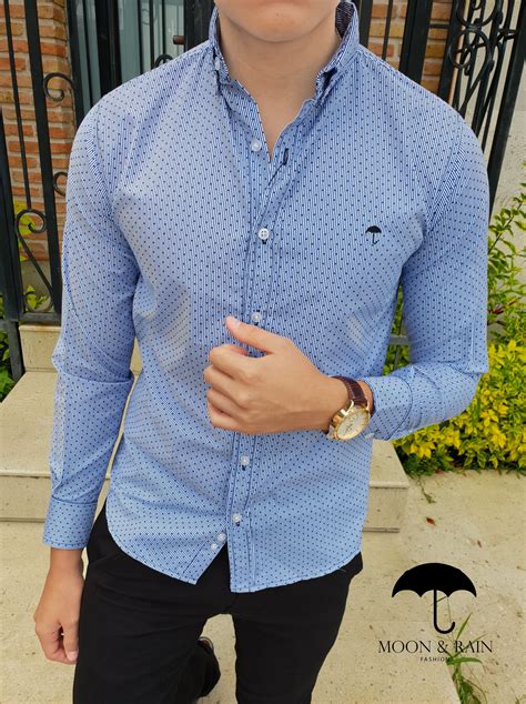 Camisa slim fit azul cielo de puntos marino de la marca Moon Rain y pantalón de gabar Ropa