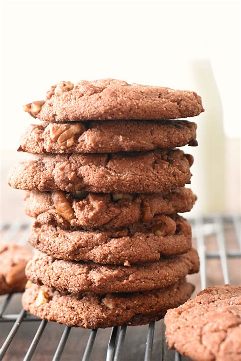 These almond flour cookies are the perfect low carb cookie you never knew you needed in your life and they only take 5 ingredients to make! Almond Flour Cookies - gluten-free-vegan- elkeliving.com