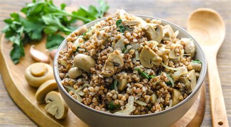 Antes de compartir los detalles de la receta de champiñones al ajillo, proponemos hacer un breve repaso sobre las principales. Cómo cocinar gachas de alforfón con champiñones y cebollas