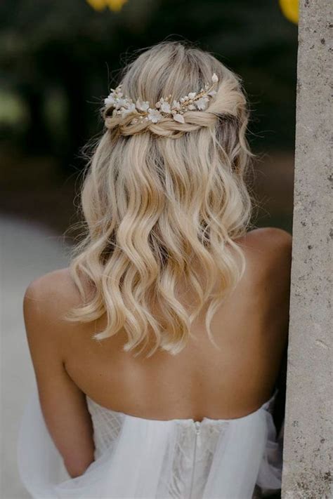 40 Idées De Coiffures De Mariage Pour Cheveux Mi Longs En à Coiffure Invitée Mariage Cheveux Mi