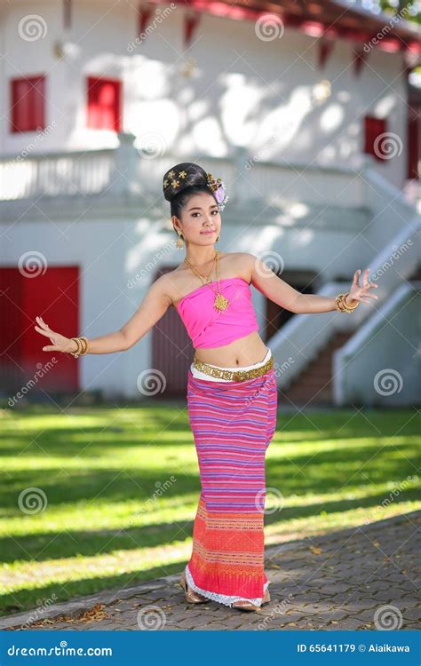 Thai Dancing Girl With Northern Style Dress In Temple Stock Image Image Of Lanna Festival