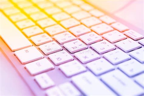 Tastiera RGB Tastiera Colorata Con Colori Diversi Sdraiato Sul Tavolo