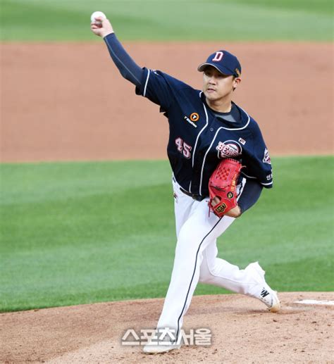 2007년 신인 드래프트에서 임태훈과 함께 1차 지명을 받아 입단했지만 첫 해에는 오른쪽 팔꿈치 부상으로 수술을 받고 재활 훈련을 받아 단 한 경기도 등판하지 못했다. 스포츠서울 - 두산 이용찬 토미존 수술로 1군 말소…김강률 등록 ...