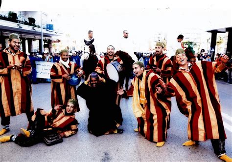 Cette tradition populaire, dite folklore, avait ouvert une large fenêtre sur les civilisations humaines. Hmitti Folklore marocain