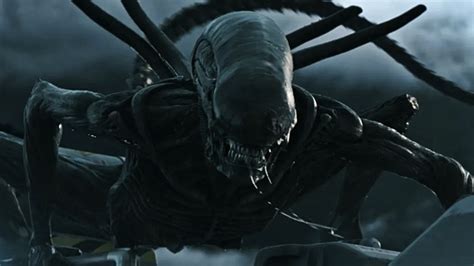 Alien is a 1979 science fiction film about a mining ship that, investigating a suspected sos, lands on a distant planet where the crew discovers a strange creature. 7 Film Tentang Alien Terbaik, Nomor 1 Dibuat Versi ...