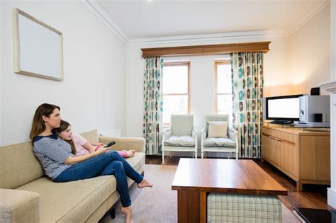 Madre E Hija Viendo La Televisión En La Sala De Estar Foto Gratis