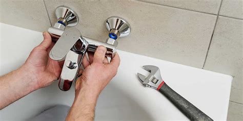 Pour que ca soit plus clair, je vais differencier la poire (qu'on tient a la main) et le goulot qu'on peut utiliser pour remplir la baignoire par exemple. Changer un robinet de baignoire
