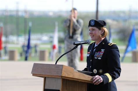 Mulher Assume Maior Comando Do Exército Dos Eua Pela 1ª Vez Na História Exata News