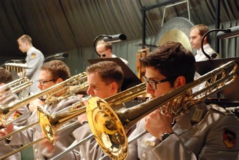 Erfahr alles zu diesem ausflugsziel mit 187 bildern die wasserburg ist wiescheids wahrzeichen und ein schmuckstück für langenfeld. Ausbildungsmusikkorps der Bundeswehr spielt in der ...