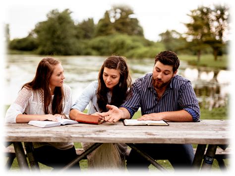 Jovenes Estudiando La Biblia