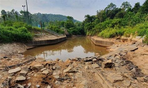 Pengurusan air pahang berhad paip, kuantan. Felda di Pekan terputus bekalan air sejak Aidiladha