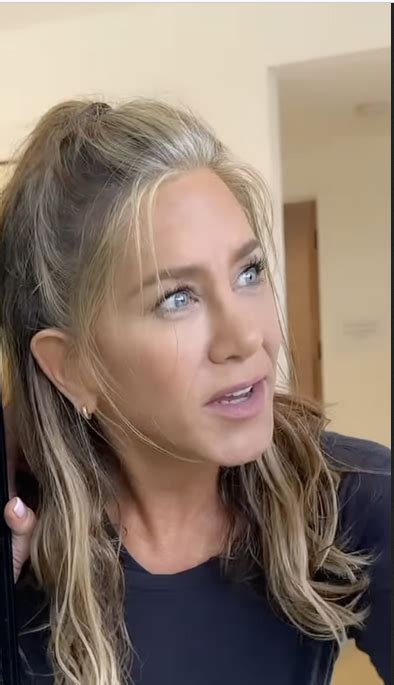 Jennifer Aniston 54 Shows Off Her Gray Hair And Chooses To Age