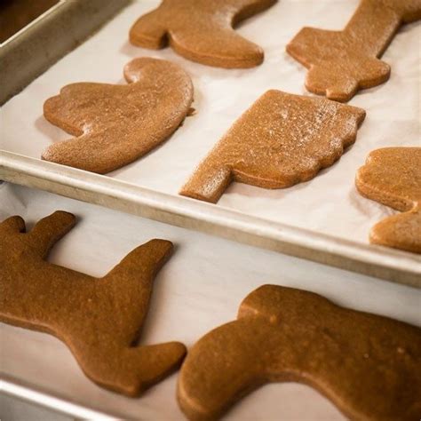 They come from my mom, gee, who used this simple but flavorful sugar cookie dough to make cookies for any occasion. The Pioneer Woman's Best Holiday Recipes | Best gingerbread cookies, Pioneer woman cookies ...