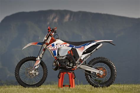 Here you can find such useful information as the fuel capacity, weight, driven wheels, transmission type, and others data according to all known model trims. 2014 KTM 125 EXC Six Days - Moto.ZombDrive.COM