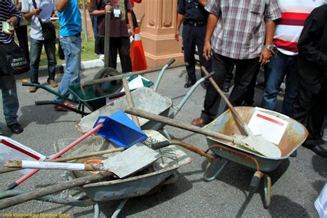 Melibatkan keseragaman dan keadilan untuk menghasilkan cukai taksiran yang konsistan. Gelombang Kick: KERAJAAN PAS KELANTAN HAPUSKAN CUKAI PINTU ...