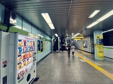 市ヶ谷駅で都営新宿線から東京メトロ有楽町線に乗り換える 東京フォト鉄道