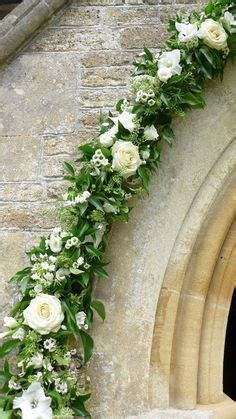 Le composizioni floreali per matrimonio sono un arte nella quale i migliori fioristi amano cimentarsi. Wedding Tips Budget. | Composizioni floreali matrimonio, Fiori per la chiesa da matrimonio ...