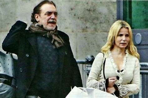 Nino frassica, all'anagrafe antonino frassica (messina, 11 dicembre 1950), è un attore, comico, conduttore televisivo e conduttore radiofonico italiano. Nino Frassica concquista Barbara, 25 anni più giovane ed ...