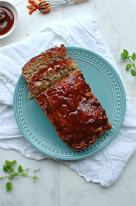 For a tasty meal, serve the meatloaf with homemade mashed potatoes and peas and carrots or your favorite steamed or roasted vegetables. Meatloaf is a classic comfort food. Adding BBQ sauce and ...