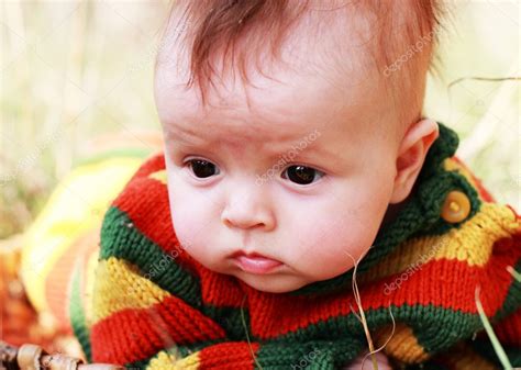 Bebê De 4 Meses De Idade Fofo No Cesto Ao Ar Livre — Fotografias De