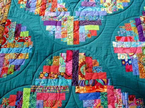 It works really well in combination with quilt as you go. Finely Finished Quilts: Mary's Curved Log Cabin
