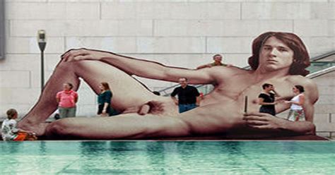 What A Masterpiece 15ft Nude Male Towers Above Museum Entrance Daily