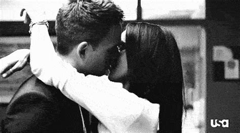 ᴛʜᴇ ᴀᴅᴠᴇɴᴛᴜʀᴇꜱ ᴏꜰ ᴘᴀɴᴅᴏʀᴀ ʙʟᴀᴄᴋ Romantic kiss gif Cuddling gif