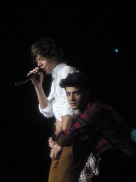 Zayn Hugging Harry During A Performance Fotos De One Direction Zayn