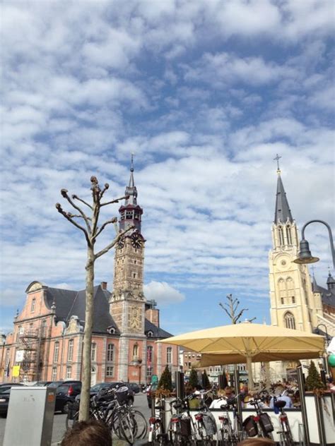 Het oude quickgebouw wordt ditmaal getransformeerd tot een kerk, met als. Sint-Truiden markt en kerk. | België, Stad, Hoofdplaat