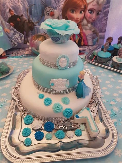 Tortenfiguren sind der ideale abschluss einer torte. Frozen Elsa Torte