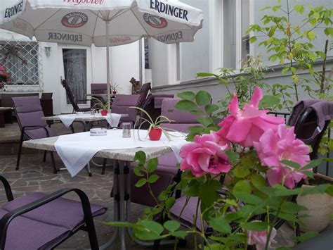Bad kissingen şehrinin merkezinden 1 kilometre mesafede yer alır. Restaurant Weisses Haus in Bad Kissingen