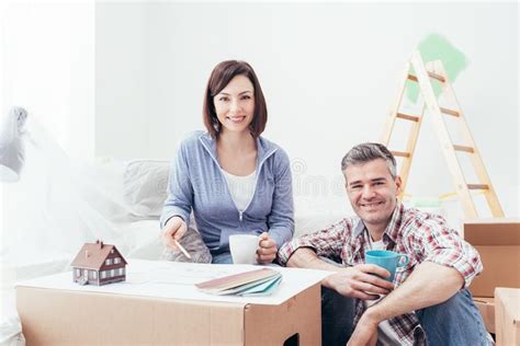 Eine gelungene alternative ist die ebenfalls kostenlose software sweet home 3d: Paare, Die Ihr Deam Haus Entwerfen Stockbild - Bild von ...