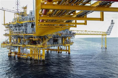 Plataforma de petróleo y gas en el golfo o el mar La energía mundial Petróleo en alta mar y