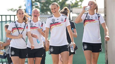 Frauen-WM: Pipi-Ärger bei DFB-Damen! Spielerinnen unter Druck | Fußball