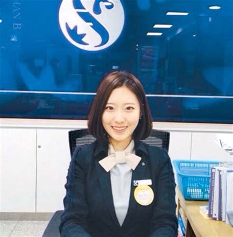 그룹의 시각 전달 매체에 동일한 서체를 사용함으로써 일관된 브랜드. 고졸 성공스토리 송유진 (신한은행 부평구청 지점) - 매일경제