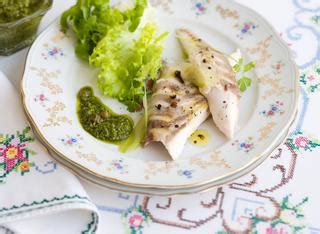 I semi sono mescolati con acqua, aceto, succo di limone, vino, o altri liquidi, sale, e spesso altri aromi e spezie, per creare una pasta o salsa di colore variabile dal giallo brillante al marrone scuro e dal sapore che spazia dal dolce al piccante. Salsa per pesce lesso - Le 10 migliori ricette