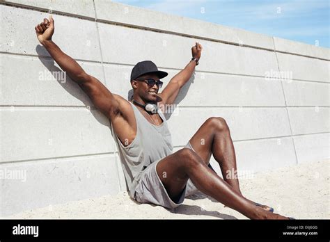 Mann Mit Ausgestreckten Armen Am Strand Fotos Und Bildmaterial In Hoher Auflösung Alamy