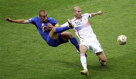 Sein lässiger schlenzer prallte von der lattenunterkante nach unten. Cannavaro über Zidane-Kopfstoß gegen Materazzi im WM ...