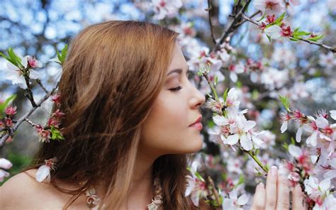 Sybil A Kailena Auburn Hair Women Women Outdoors Flowers Trees