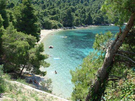 Poluotok pelješac krase brojni atributi, od predivnih zelenih vinograda samo ime ove plaže govori o njenim prekrasnim prirodnim ljepotama. Žuljana i Pelješac - Apartmani Bjanka