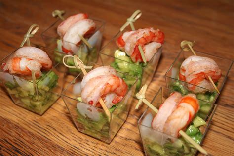 Verrines faciles Salade d avocats et brochettes de crevettes