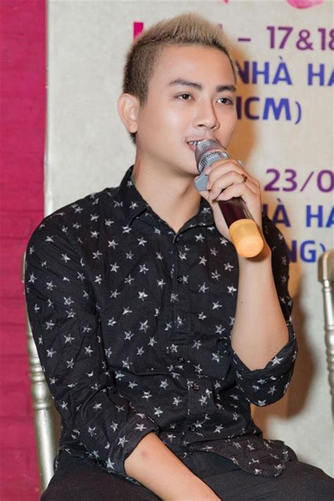 Hoài lâm trở lại đường đua âm nhạc bằng 'hoa nở vô thường'. Vợ chồng Hoài Lâm công khai xuất hiện sau khi kể chuyện ở ...