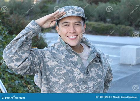 El Saludar Militar Joven Alegre Del Soldado Foto De Archivo Imagen De