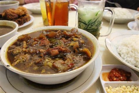 Hari minggu, minum kopi, sarapan rawon. Keliling Surabaya, Cobain 7 Rawon Paling Enak di Surabaya ...