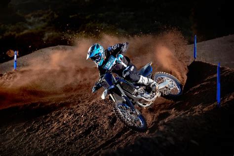 The clutch functioning is also perfect, and the height is excellent. La Yamaha YZ450F 2021 Monster Energy Yamaha Racing Edition ...